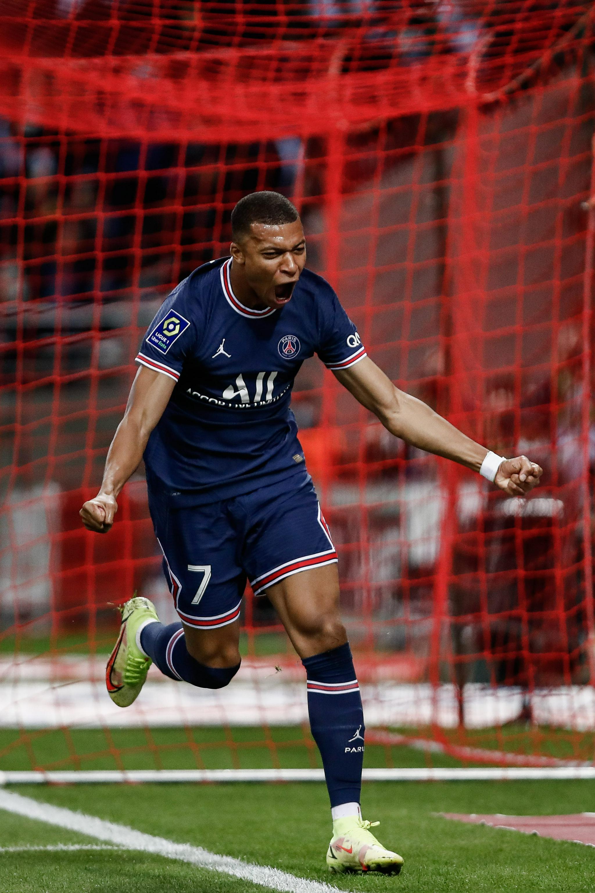 官方：53岁前英超金靴哈塞尔巴因克担任苏里南国家队助教（苏里南国家队官宣：53岁前英超金靴哈塞尔巴因克出任助理教练）