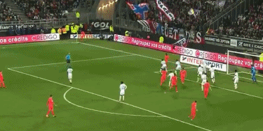 拿来吧你！柏林赫塔球员一把抢过对手教练给球员的战术小纸条（赛场突发：柏林赫塔球员当众夺走对方教练递给球员的战术纸条）