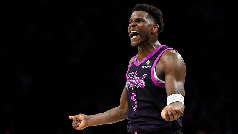 萨勒马克尔斯比赛里与裁判对峙，还被裁判踢了一脚（萨勒马克尔斯赛中与裁判争执，遭裁判一脚踢中）