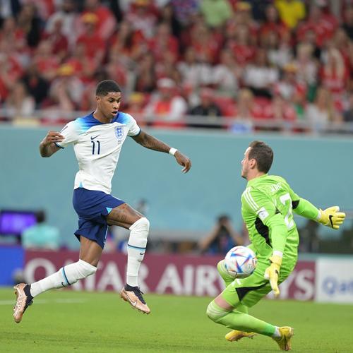 欧文突破防守助攻制胜（欧文突破撕裂防线送出致胜助攻）