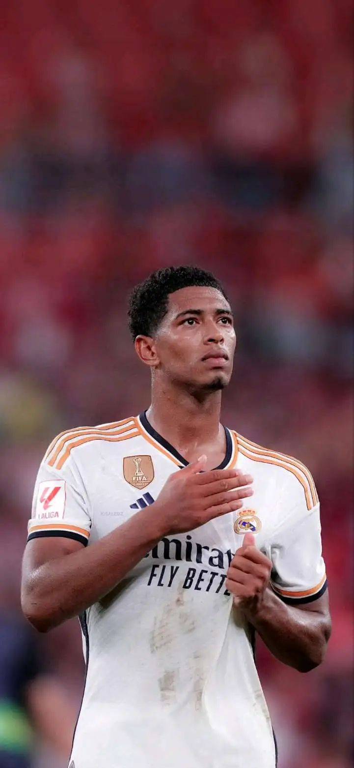 足球曼城豪取八连胜，瓜帅怒赞全队发挥完美（曼城豪夺八连胜，瓜迪奥拉盛赞全队表现无懈可击）