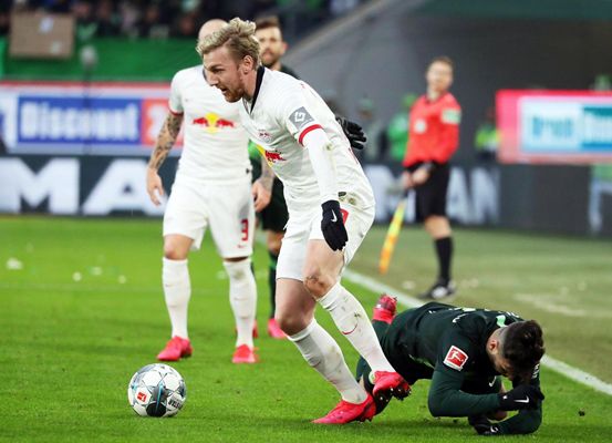 这队的高位逼抢太窒息了（这支球队的前场压迫让人喘不过气）