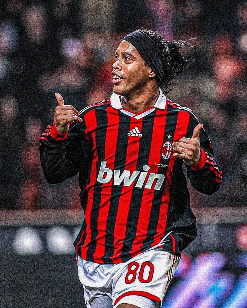 记者：申花抓紧推进引援续约，冬训前应该会对外发布一些信息（记者称申花正加速引援与续约，冬训前或将对外公布最新动态）