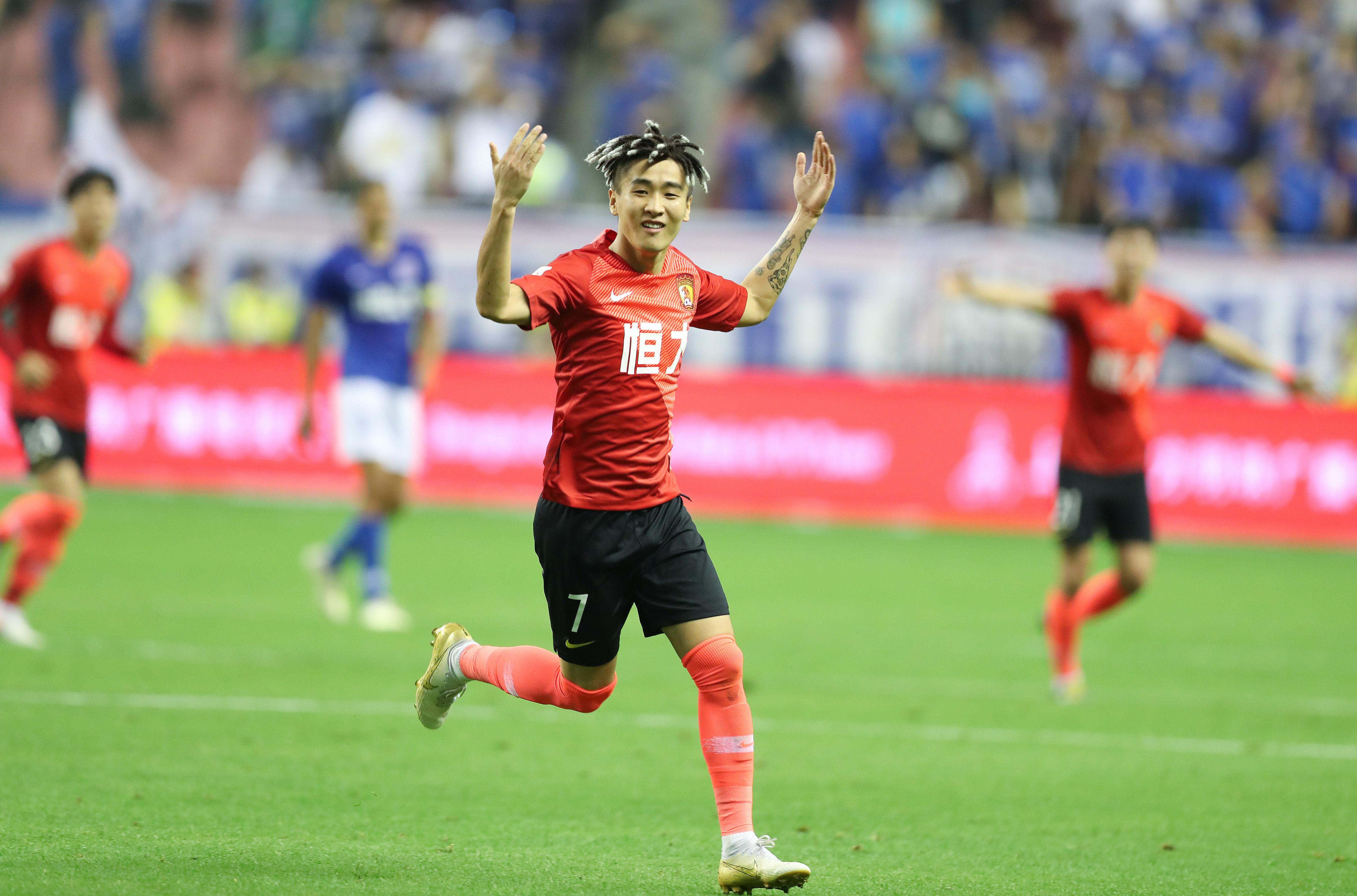 英超积分榜：枪手5分领跑曼联第7红军第8 8分云集14队（英超最新积分榜：阿森纳领先5分居首，曼联第7、利物浦第8，14队同积8分）