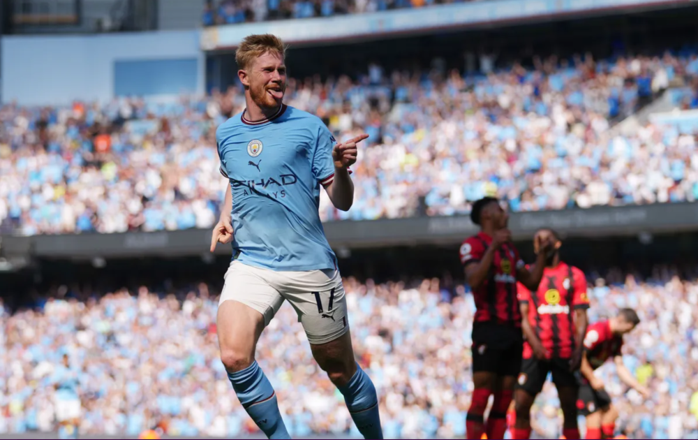 江苏节日！苏超决赛赛前南通队球迷场外集结为球队助威（江苏狂欢日！苏超决赛前南通球迷场外齐聚为队助威）