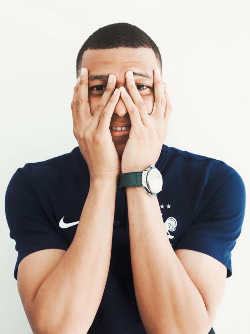 科贝记者：孔德与弗里克进行交流，表达自己想要踢中卫的愿望（科贝电台：孔德已与弗里克沟通，明确希望出任中卫）