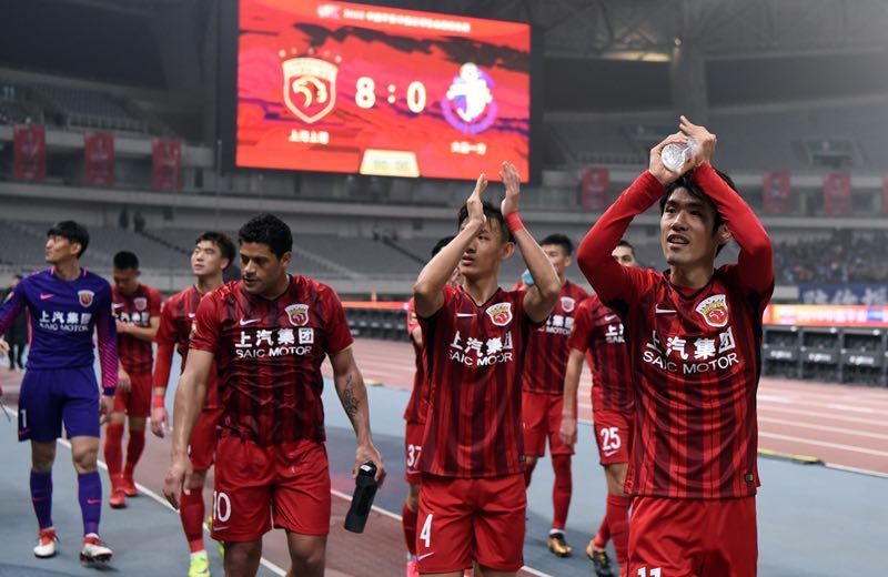 帕尔特伊听证会法院外，有抗议者举横幅批评阿森纳不作为（帕尔特伊听证会期间，法院外示威者打出横幅抨击阿森纳不作为）