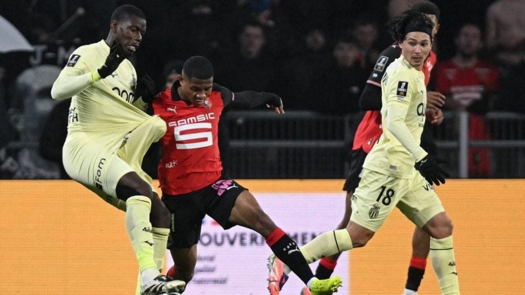 半场战报：温哥华白浪2-0洛杉矶，拉沃尔达、萨比建功（半场速递：温哥华白浪2比0领先洛杉矶，拉沃尔达与萨比破门）