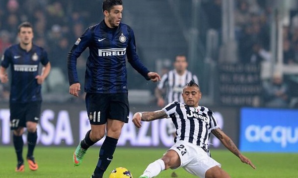 公务还是放松？纳赛尔出现在圣西罗现场观看米兰德比（纳赛尔现身圣西罗观战米兰德比：公务行程还是休闲放松？）