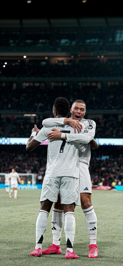 德天空：尤文关注匈牙利20岁中场托特，球员身价1500万欧（据德天空报道，尤文有意匈牙利20岁中场托特，估值约1500万欧元）